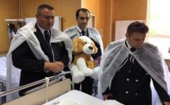 Meglátogattak megmentői a 16 méter mély kútba zuhant kisfiút