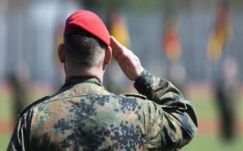 Németországban terrorizmussal gyanúsítanak egy katonát