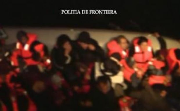 Túlzsúfolt gumicsónakból mentettek ki 38 menekültet román határrendészek