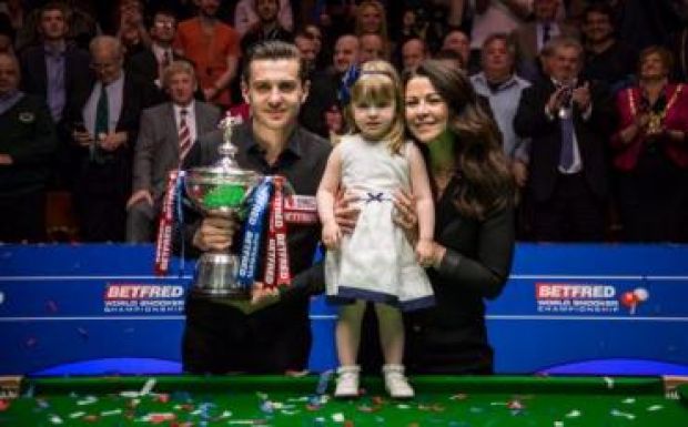 Sznúker: megvédte világbajnoki címét Mark Selby
