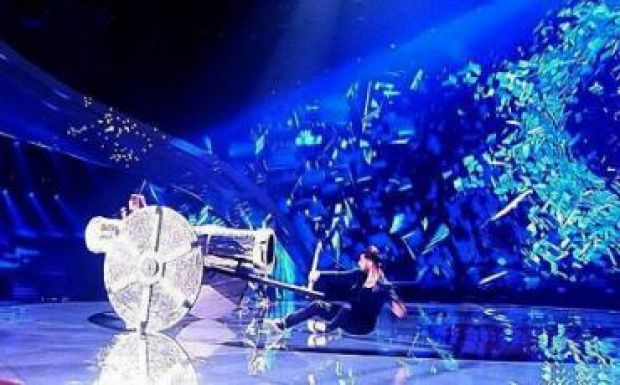 Eurovíziós Dalfesztivál: leesett a színpadi próbán a román énekes