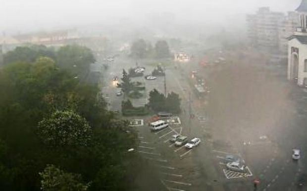 „Rászakadt az ég” Nagyváradra, a feje tetejére állt a közlekedés