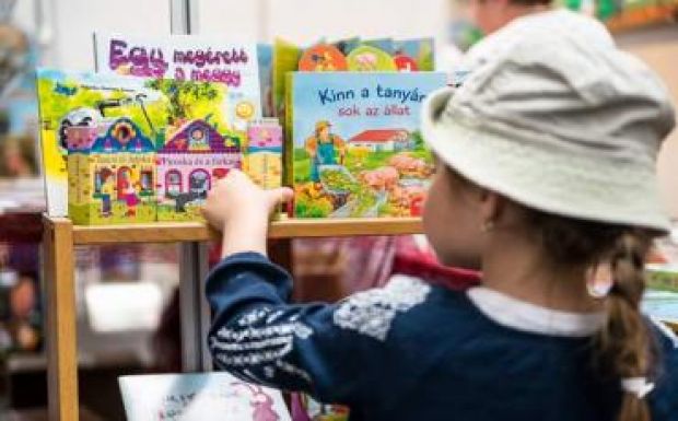 Tágas könyvarénában ünnepeli az olvasókat Csíkszereda