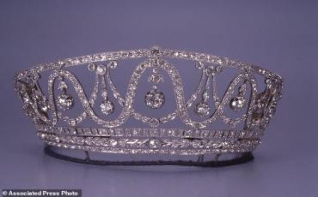  Elloptak egy 367 gyémánttal díszített diadémot egy német múzeumból