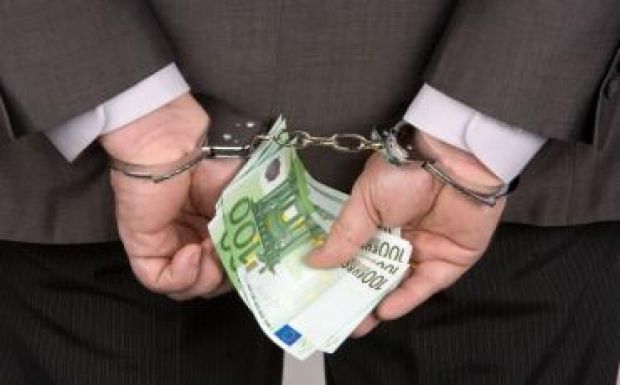 Három köbméter fával és pénzzel próbált megvesztegetni két rendőrt