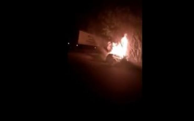Lángba borult a nyerges vontatóval ütköző autó