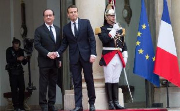Párizs: Francois Hollande átadta az államfői stafétát Emmanuel Macronnak