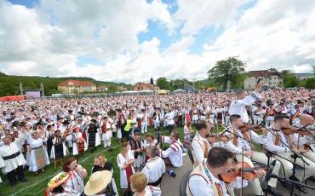 Guiness-rekordot állítottak fel a besztercei néptáncosok