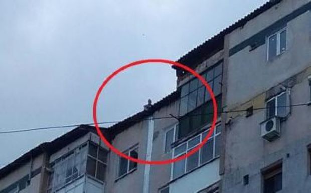 FRISSÍTVE: Leugrott a tömbháztetőről az öngyilkossággal fenyegetőző férfi