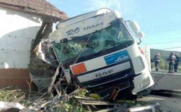 Tönkretette egy erdélyi gazda házát egy nyerges vontató