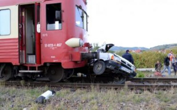 Elsodort egy autót a vonat Erdőszentgyörgyön, két személy megsérült