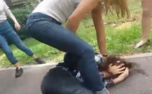 Megvertek egy nagyváradi diáklányt az osztálytársnői