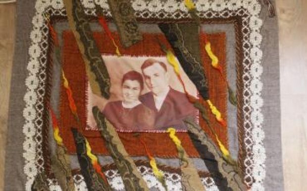 Sajgó Ilona emlékekkel „átszőtt” textilmunkáit és festményeit állították ki Marosvásárhelyen