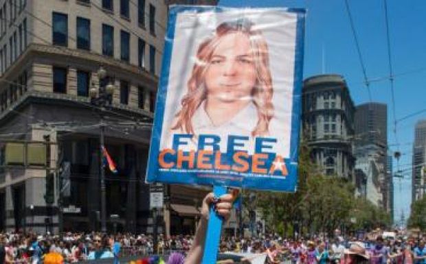 Szabadon engedték Chelsea Manninget, a Wikileaksnek katonai titkokat szivárogtatót