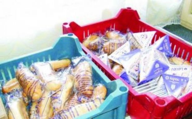 Beépítetlen telekre dobtak ki több tucat lejárt iskolai tejet és kiflit Brassóban