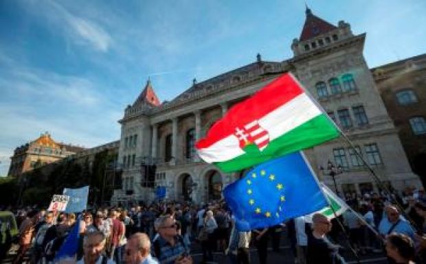 A felsőoktatási és a civiltörvényt is kifogásolták a budapesti kormányellenes tüntetésen