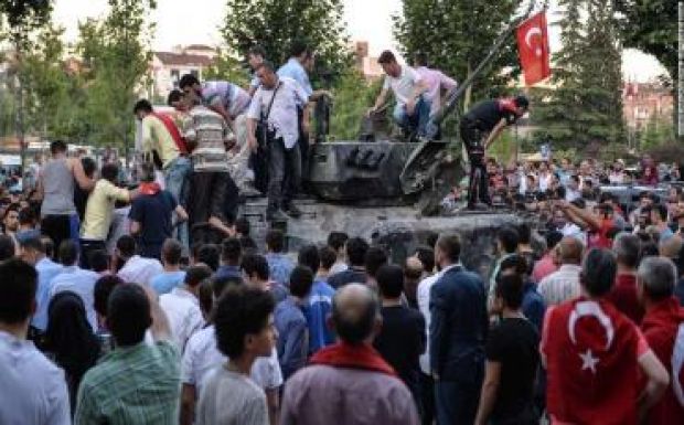 Megkezdődött 221 állítólagos összeesküvő pere Törökországban