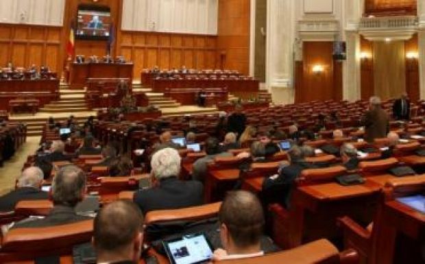 Elfogadta a szenátus az egységes bértörvény tervezetét