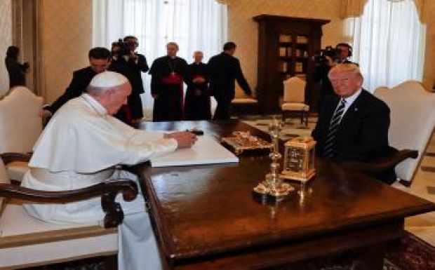 Ferenc pápa nevelő célzatú ajándékot adott Donald Trumpnak