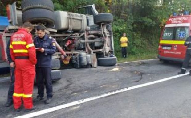 FRISSÍTVE: Felborult egy kamion Háromszéken, hárman kerültek kórházba