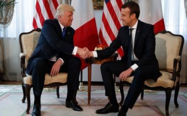 Olyan erősen fogott kezet Marcon és Trump, hogy elfehéredtek az ujjaik