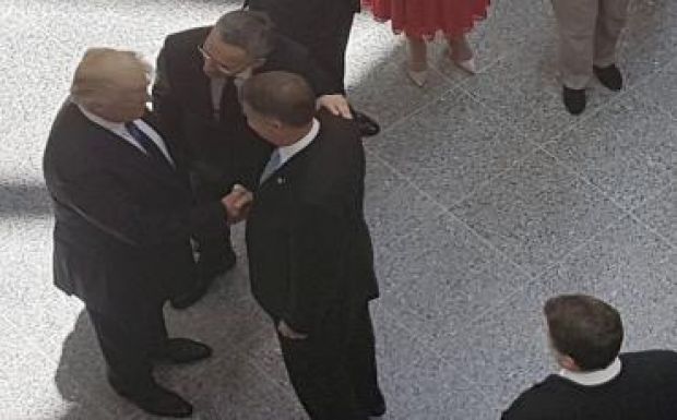 Kezet fogott Johanisszal és félrelökött egy kormányfőt Donald Trump