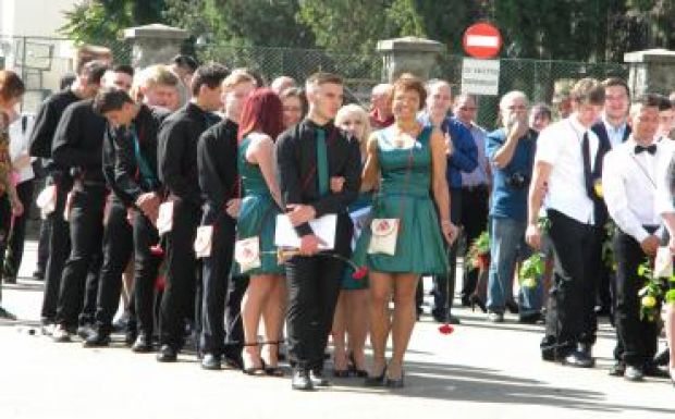 Mintegy hétezer magyarul tanuló diákot csengettek ki Erdély-szerte