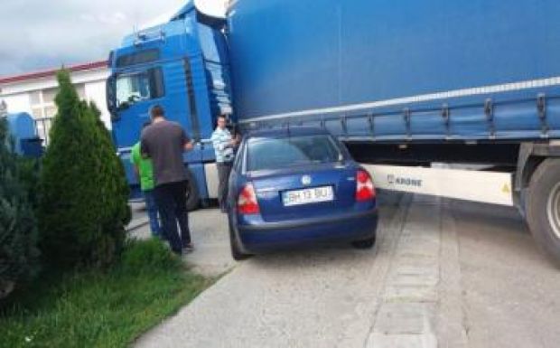 Így talált telibe egy kanyarodó teherautót egy személygépkocsi