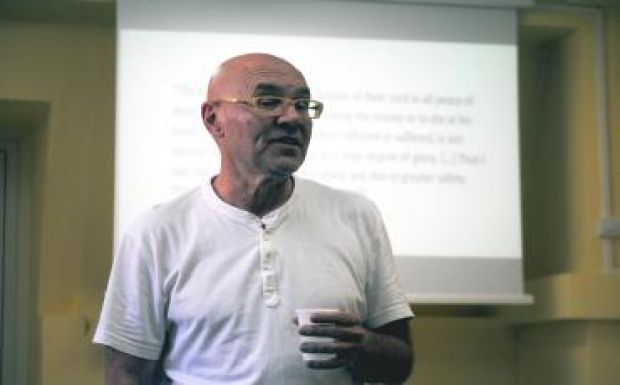 Hogyan változott a férfikép a középkorban? Hadas Miklós előadásán jártunk