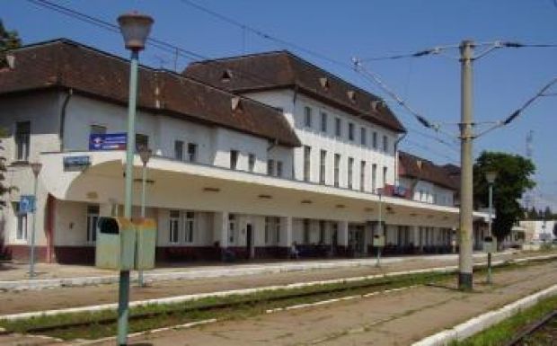 FRISSÍTVE - A vonat elé vetette magát egy 14 éves fiú Sepsiszentgyörgyön