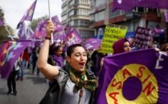 Könnygázzal és gumilövedékkel oszlattak Isztambulban