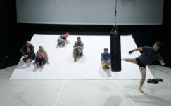 Installációt, zenét és mozgást egyesítő előadást mutat be a kolozsvári színház