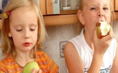 Az óvodások is kapnak friss gyümölcsöt