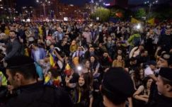 Félezren tüntettek szerdán Bukarestben a közkegyelmi törvénytervezet módosítása ellen