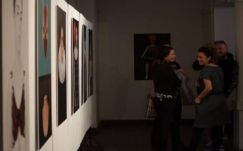 Testmanipulációk a csíkszeredai Kossuth utcai Galériában 