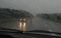 Nehézkes a közlekedés az autópályákon a felhőszakadások miatt