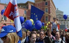 Tömegesen tüntettek a kormány ellen Varsóban