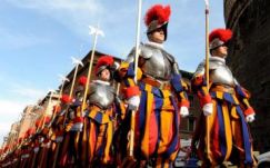 Új gárdisták tettek esküt a Vatikánban