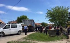 Egy kislányra és a nagymamájára zuhant egy kamion Nagyszalontán