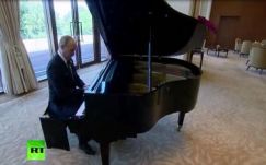 Putyin megvillantotta zongoratudását – video 