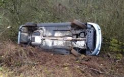 Felrobbant a Hargita megyei autó kereke, a jármű a sáncba borult