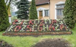 Virágokkal írták ki a községháza feliratot Csíkkozmáson