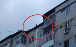 Azzal fenyegetőzik egy férfi, hogy ledobja magát egy tömbház tetejéről