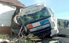 Tönkretette egy erdélyi gazda házát egy nyerges vontató