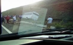 Felborult egy gyerekeket szállító mikrobusz Fehér megyében