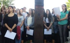 Refis összefogással újult meg Szenci Molnár Albert kopjafája