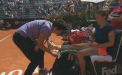 Elvesztette a római döntőt Halep, miután megsérült a bokája