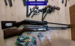 Elkobozták egy nagyváradi férfi fegyvergyűjteményét