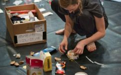 Szemetet archiváltak, jövőbeli önmaguknak üzentek a TESZT előadói