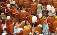 Gyerekek lepték el a parlamentet